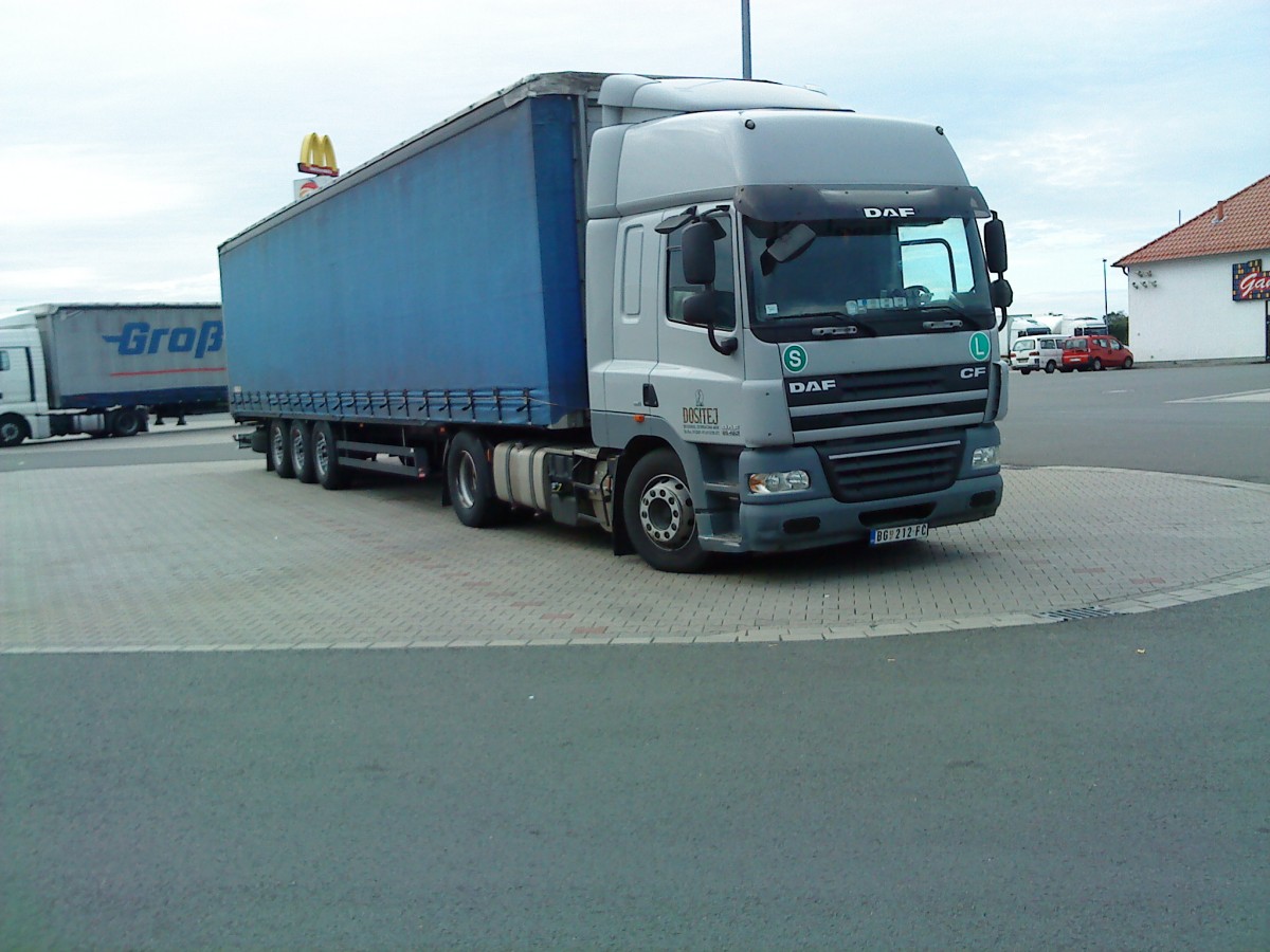 LKW SZM DAF CF mit Pritsche-Planen-Auflieger auf dem Autohof in Grnstadt am 04.09.2013