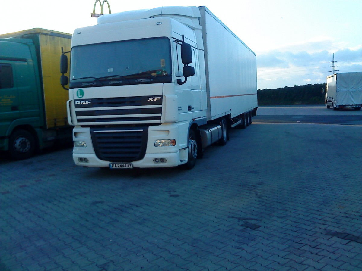 LKW SZM DAF XF mit Kofferauflieger auf dem Autohof in GrnstaDT AM 18:09:2013