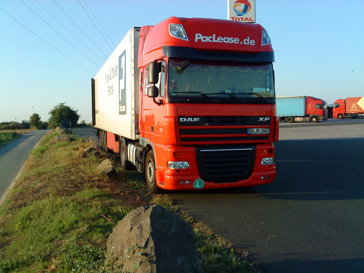 LKW SZM DAF XF mit Kofferauflieger der Leasingfirma Paclease.de auf dem Autohof in Grnstadt am 12.09.2013