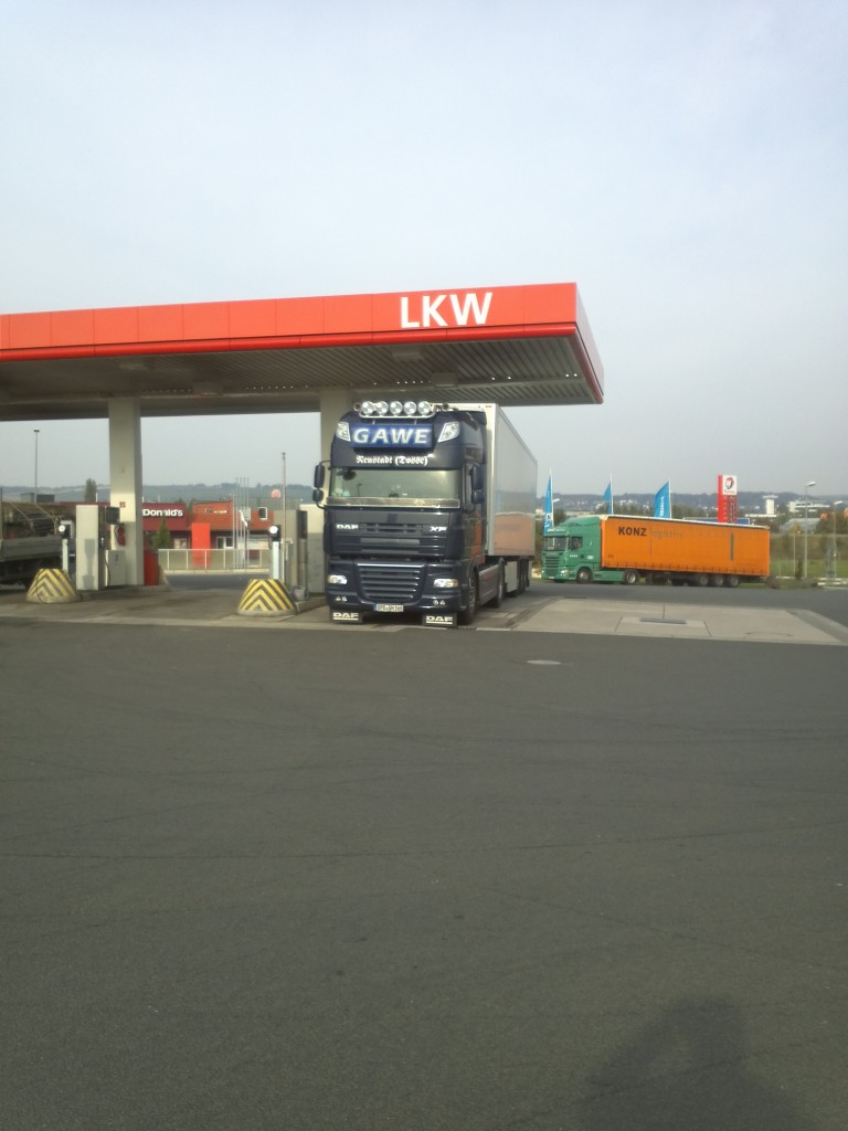 LKW SZM DAF XF mit Khlkofferauflieger an der Tankstelle auf dem Autohof in Grnstadt am 01.10.2013