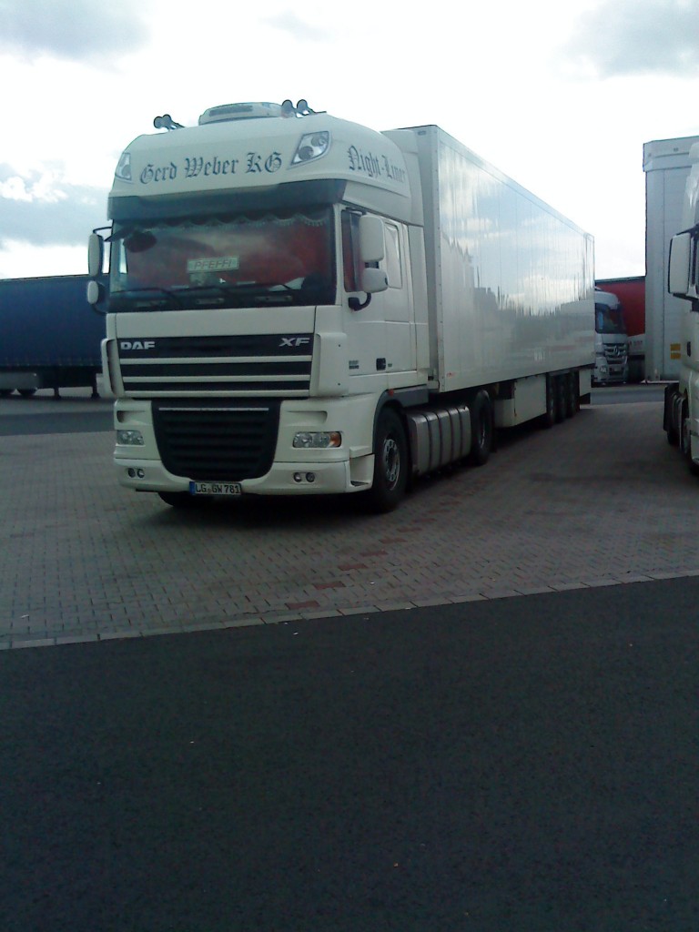 LKW SZM DAF XF mit Khlkofferauflieger der Spedition Gerd Weber KG auf dem Autohof in Grnstadt am 30.10.2013
