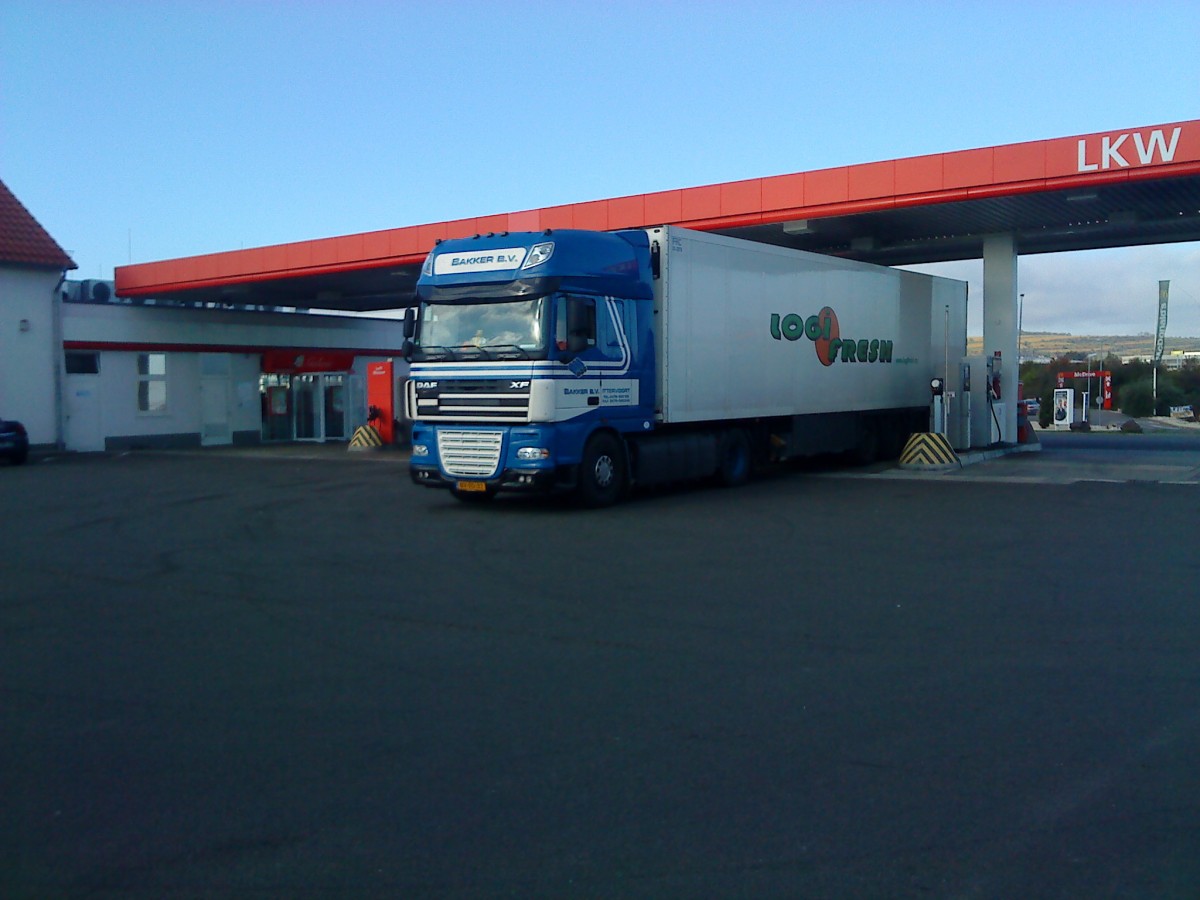 LKW SZM DAF XF mit Khlkofferauflieger beim Tanken auf dem Autohof in Grnstadt am 31.10.2013