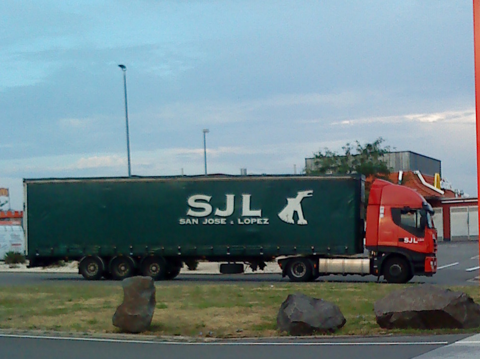 LKW SZM Iveco Stralis mit Pritsche-Plane-Auflieger der Spedition San Jose - Lopez auf dem Weg zum Autohof Grnstadt am 03.09.2013