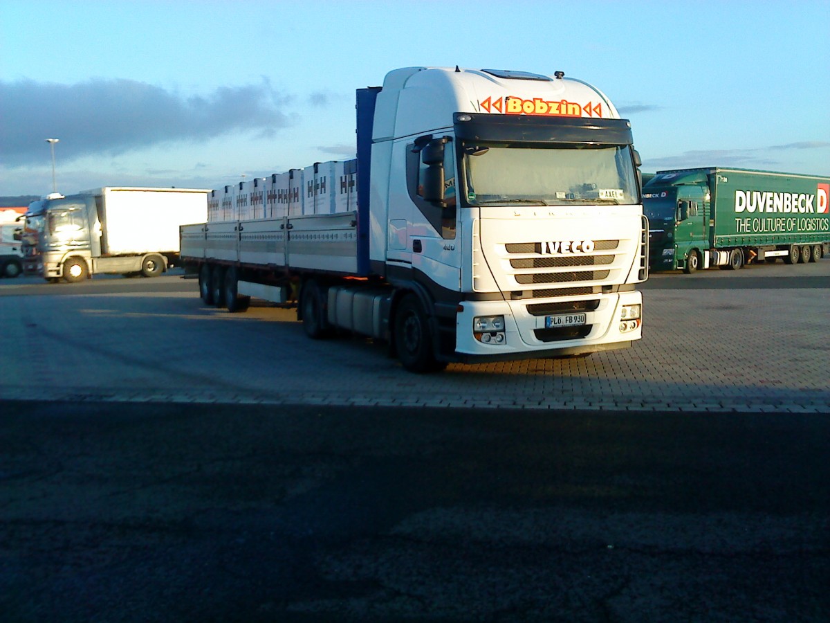 LKW SZM IVECO Stralis mit Pritschenauflieger auf dem Autohof in Grnstadt am 18.09.2013