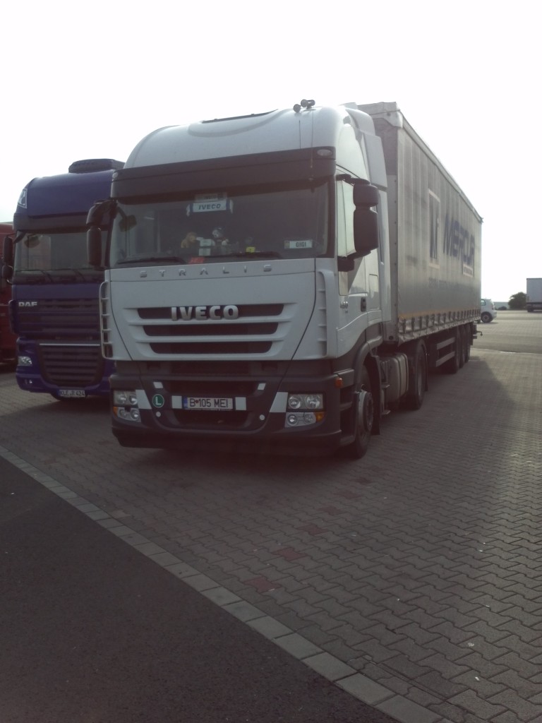 LKW SZM IVECO Stralis mit Pritsche-Planen-Auflieger aufdem Autohof in Grnstadt am 01.10.2013