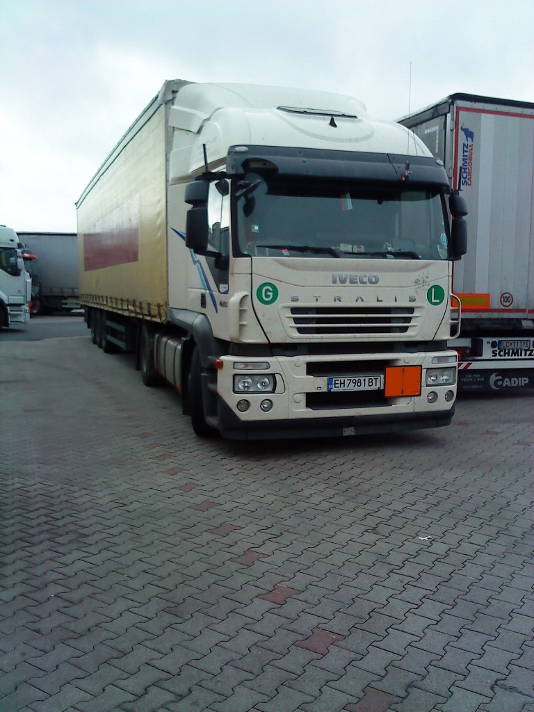 LKW SZM IVECO Stralis mit Pritsche-Planen-Auflieger auf dem Autohof in Grnstadt am 06.11.2013