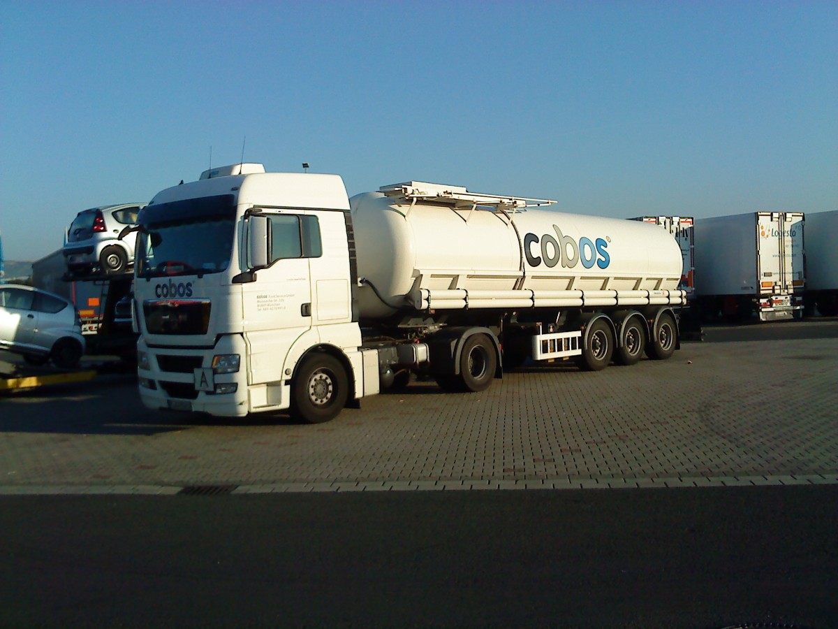 LKW SZM MAN TGA mit Chemietankauflieger der Spedition Cobos auf dem Autohof in Grnstadt am 04.09.2013