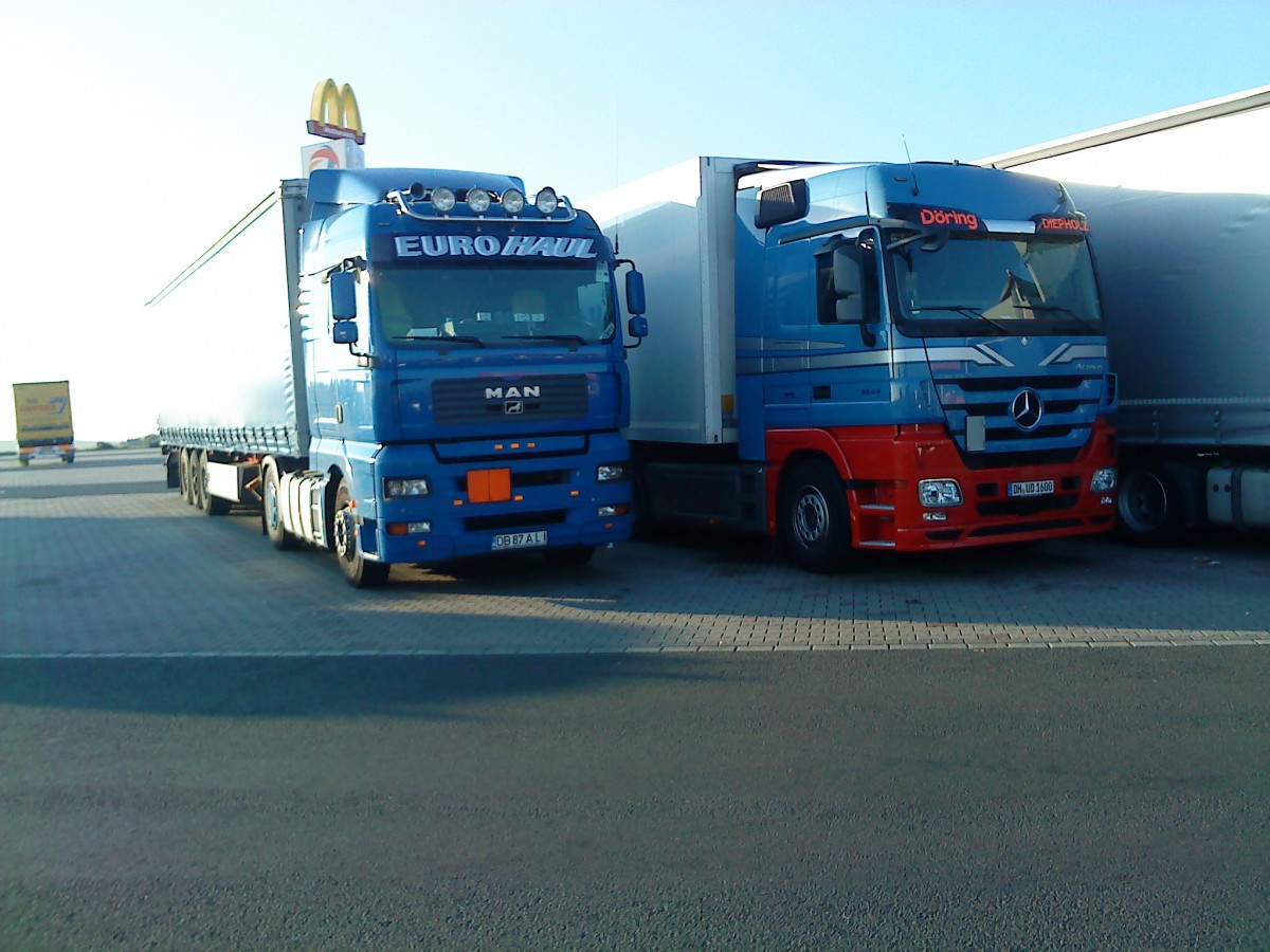 LKW SZM MAN TGA mit Pritsche-Plane-Auflieger auf dem Autohof in Grnstadt am 04.09.2013