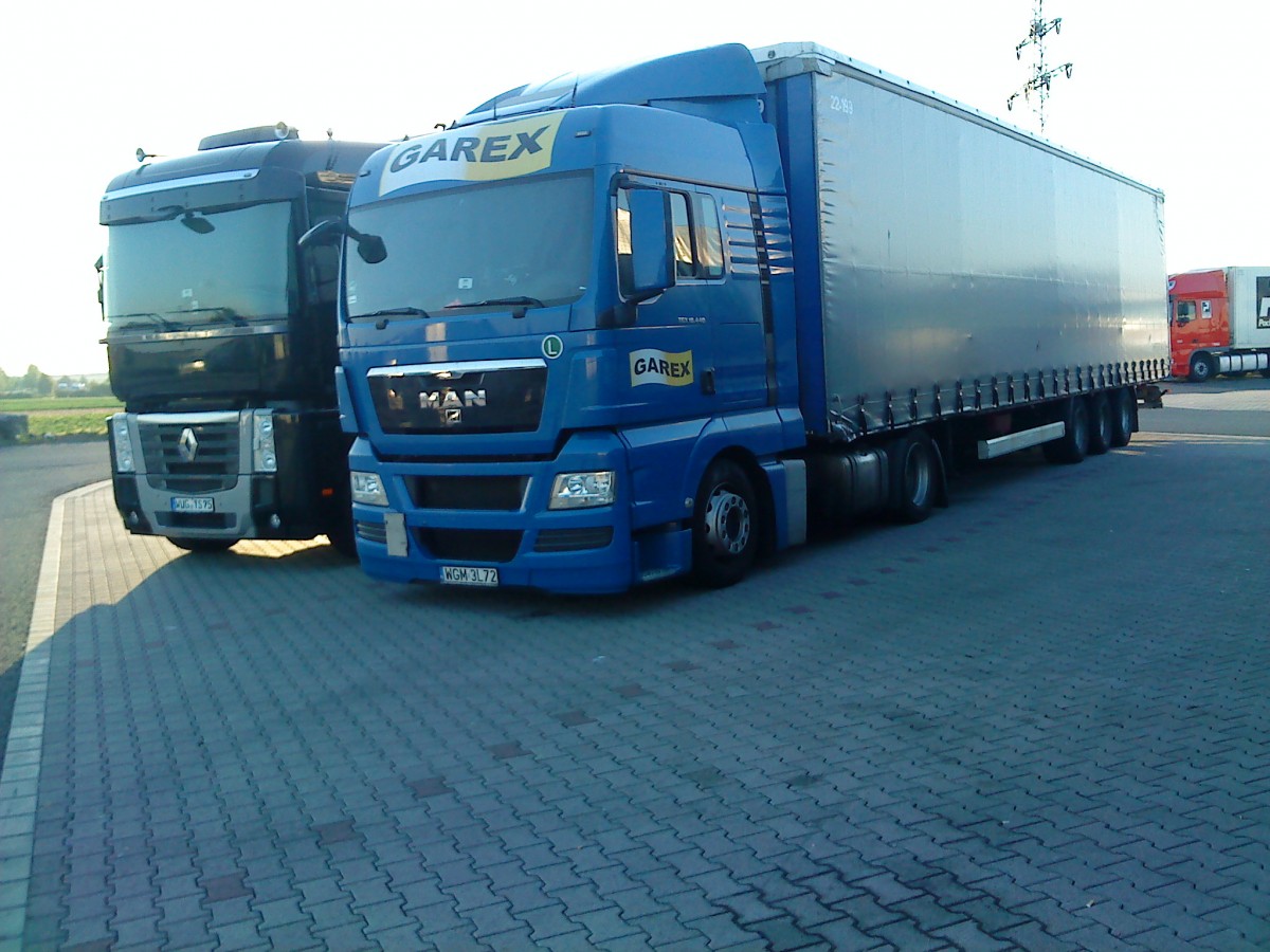 LKW SZM MAN TGA mit Pritsche-Planen-Auflieger auf dem Autohof in Grnstadt am 12.09.2013