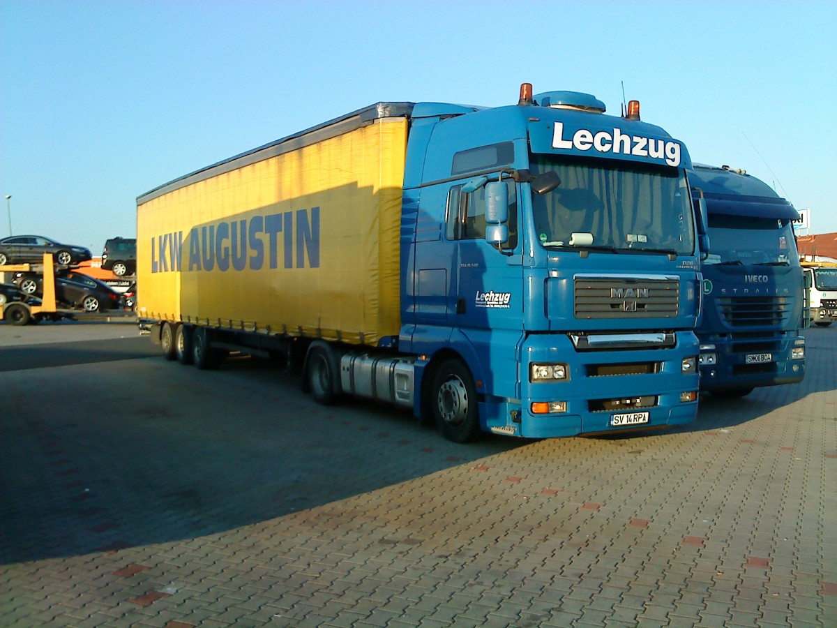 LKW SZM MAN TGA mit Pritsche-Planen-Auflieger der Spedition LKW Augustin auf dem Autohof in Grnstadt am 12.09.2013