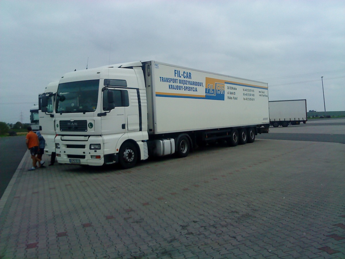 LKW SZM MAN TGA mit Khlkofferauflieger auf dem Autohof in Grnstadt am 22.0.92013