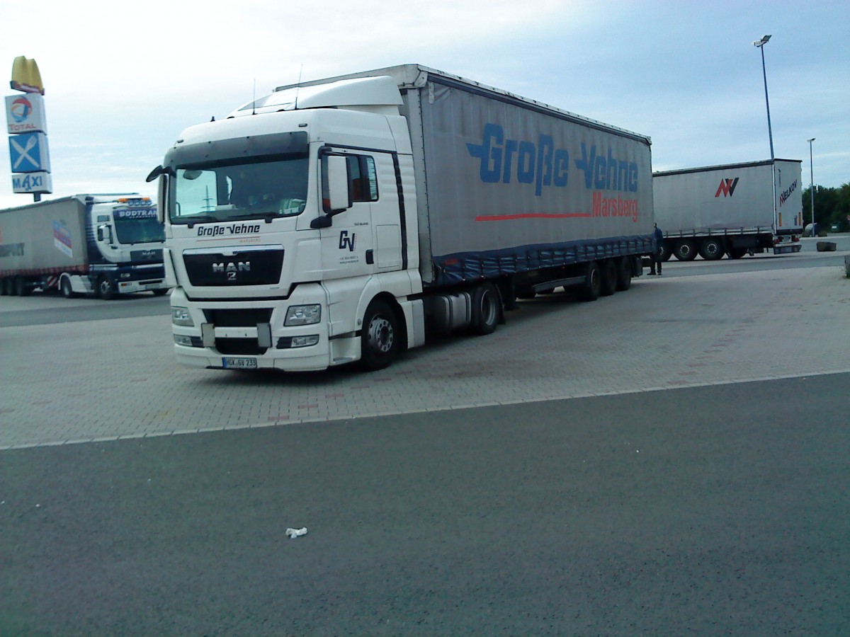 LKW SZM MAN TGX mit Pritsche-Plane-Auflieger der Spedition Groe-Vehne Marsberg auf dem Autohof Grnstadt am 17.09.2013