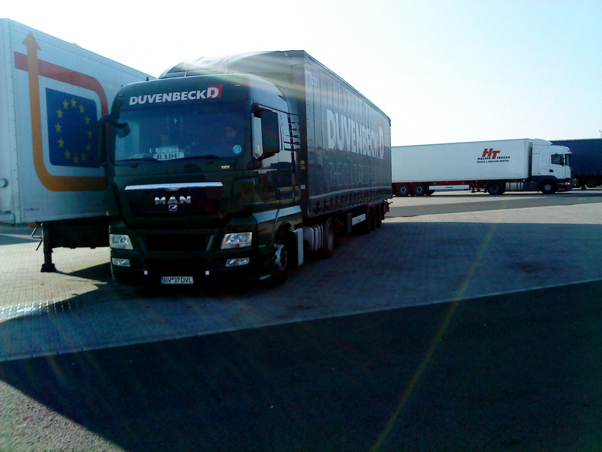 LKW SZM MAN TGX mit Pritsche-Planen-Auflieger der Spedition Duvenbeck auf dem Autohof in Grnstadt am 29.10.2013