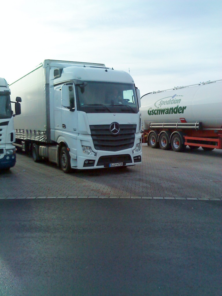 LKW SZM Mercedes-Benz Actros 1845 mit Pritsche-Planen-Auflieger auf dem Autohof in Grnstadt am 21.10.2013