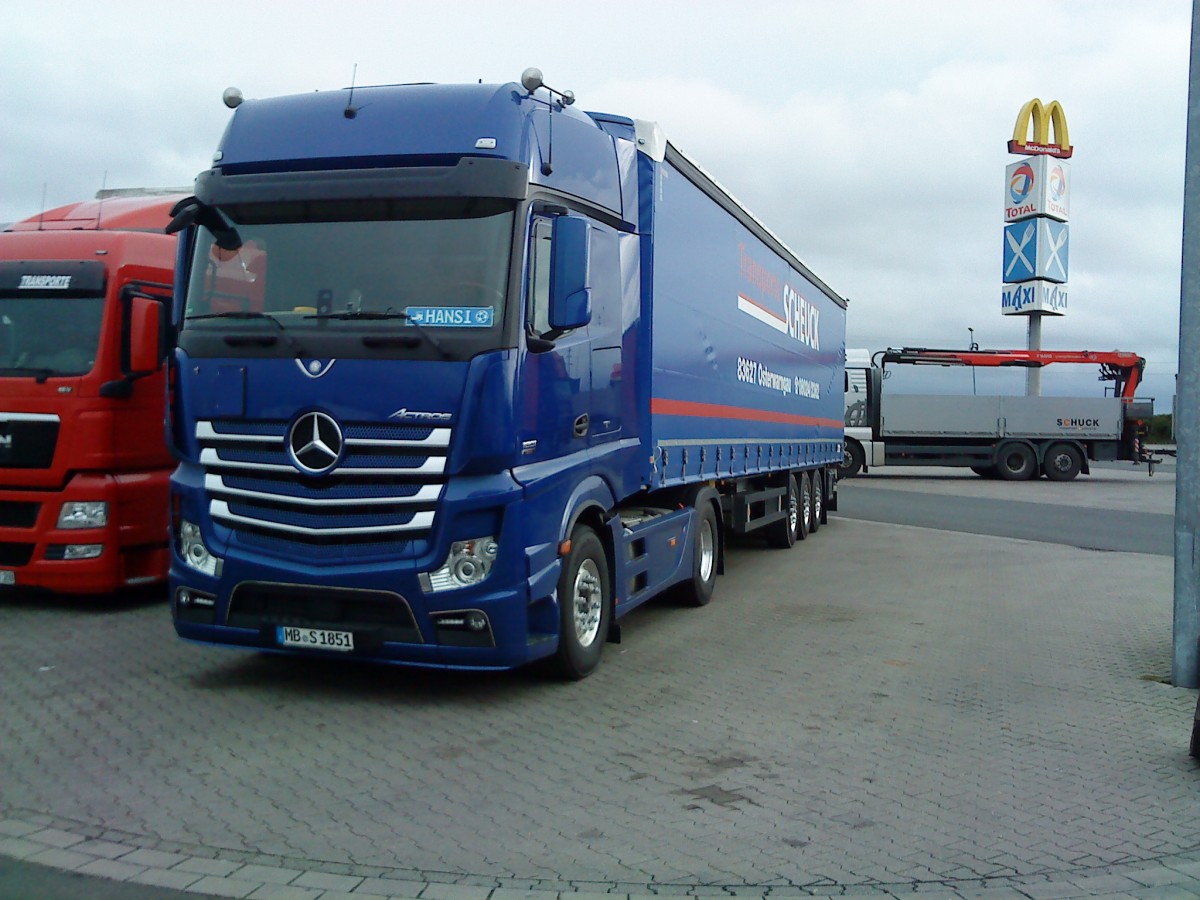 LKW SZM Mercedes-Benz Actros 1845 mit Pritsche-Plane-Auflieger der Spedition Scheuck auf dem Autohof in Grnstadt am 06.11.2013