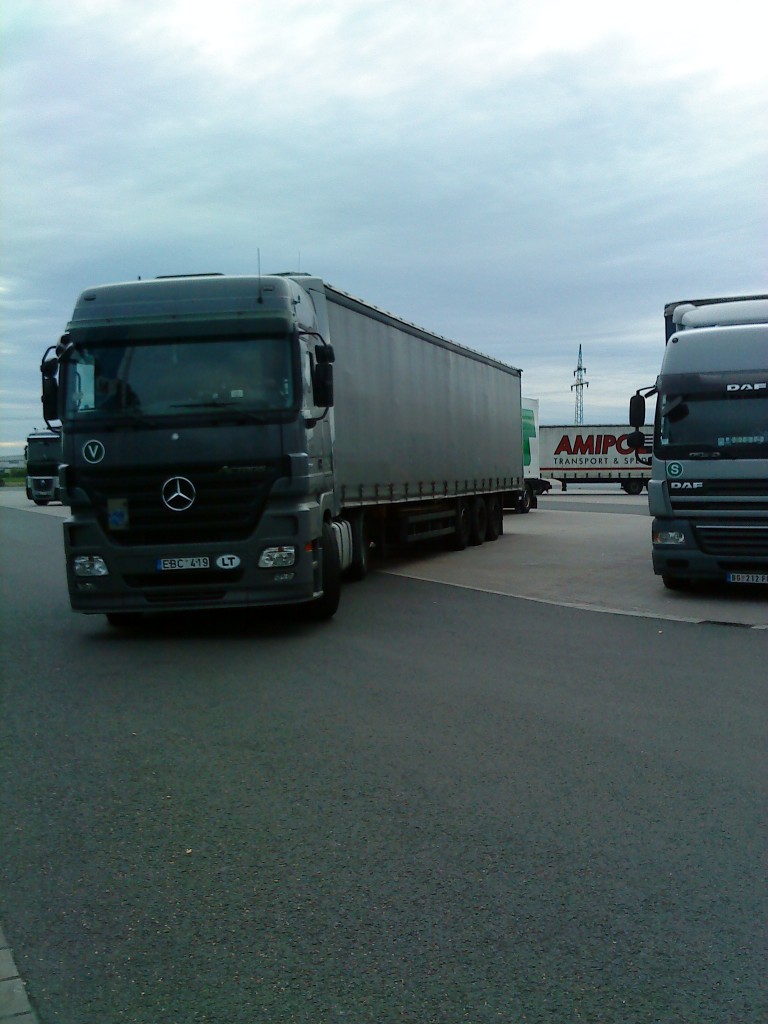 LKW SZM Mercedes-Benz Actros mit Pritsche-Planen-Auflieger auf dem Autohof in Grnstadt am 04.09.2013