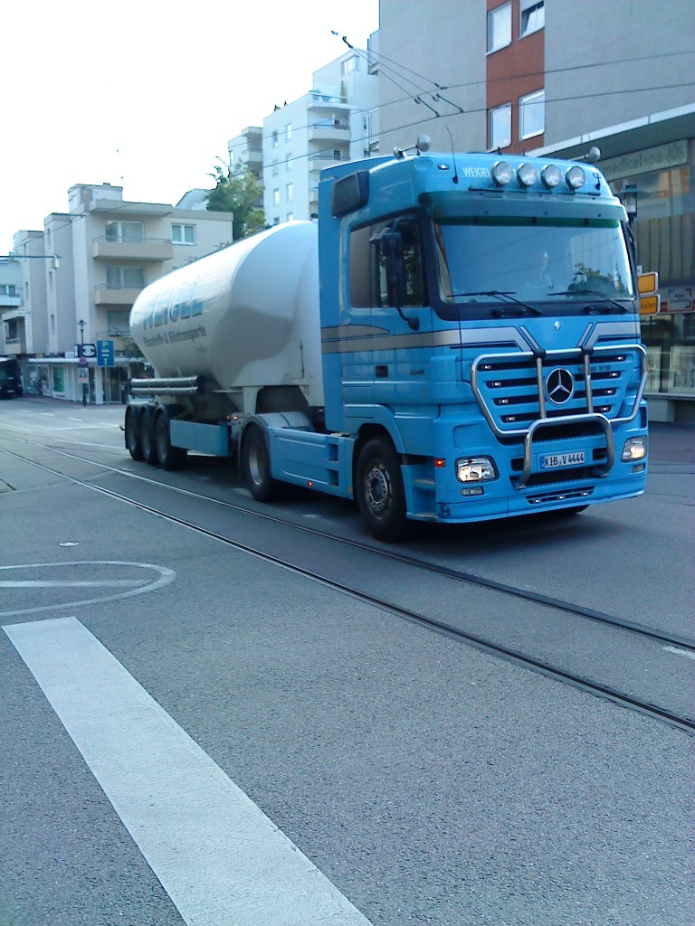 LKW SZM Mercedes-Benz Actros mit Siloauflieger in der Innenstadt von Bad Drkheim am 11.09.2013