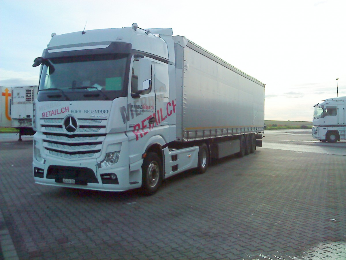 LKW SZM Mercedes-Benz Actros mit Prische-Planen-Auflieger auf dem Autohof in Grnstadt am 21.10.2013