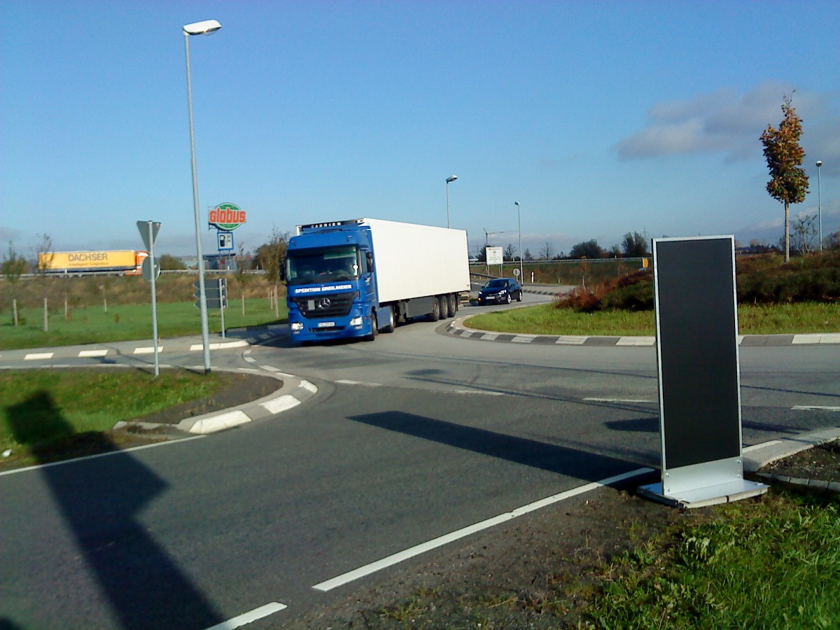 LKW SZM Mercedes-Benz Actros mit Khlkofferauflieger im Gewerbegebiet Grnstadt am 31.10.2013