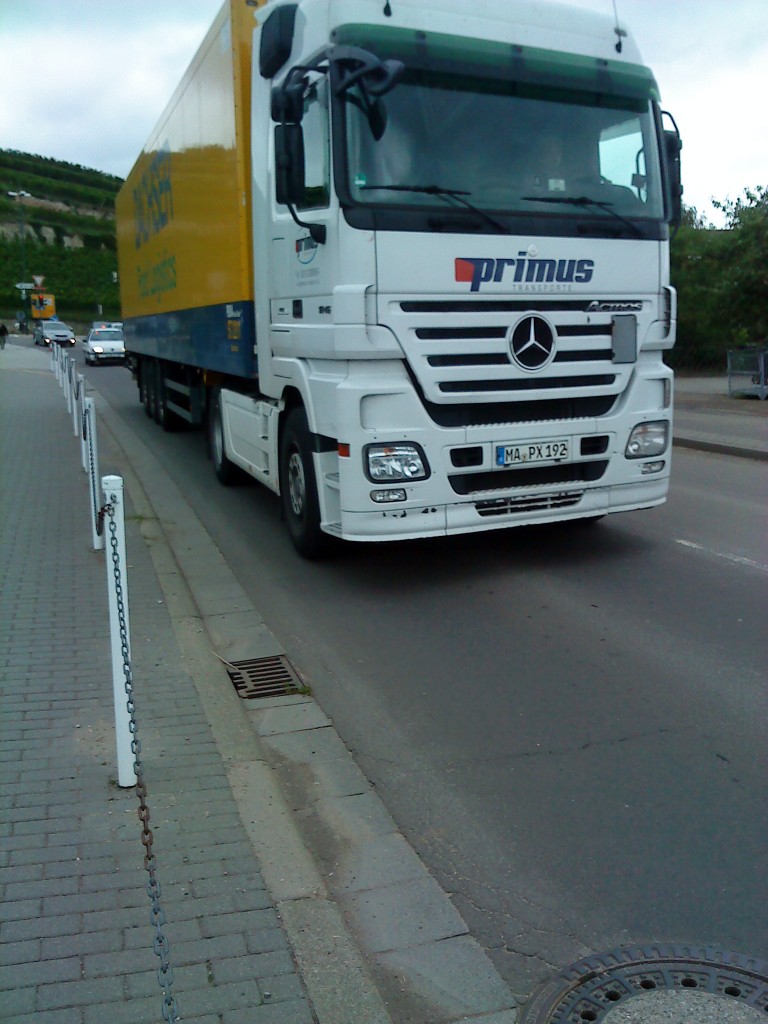 LKW SZM Mercedes-Benz Actros der Spedition primus transporte mit Khlkofferauflieger der Spedition Dachser in Bad Drkheim am 18.09.2013