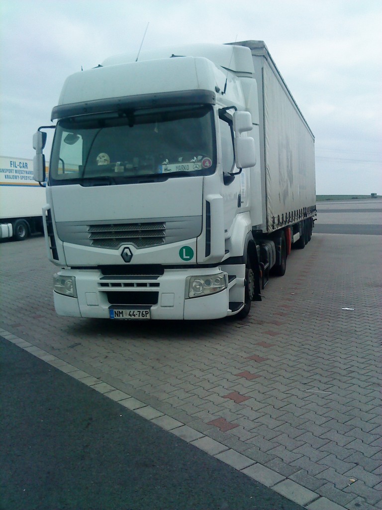 LKW SZM Renault Magnum mit Pritsche-Planen-Auflieger auf dem Autohof in Grnstadt am 22.09.2013