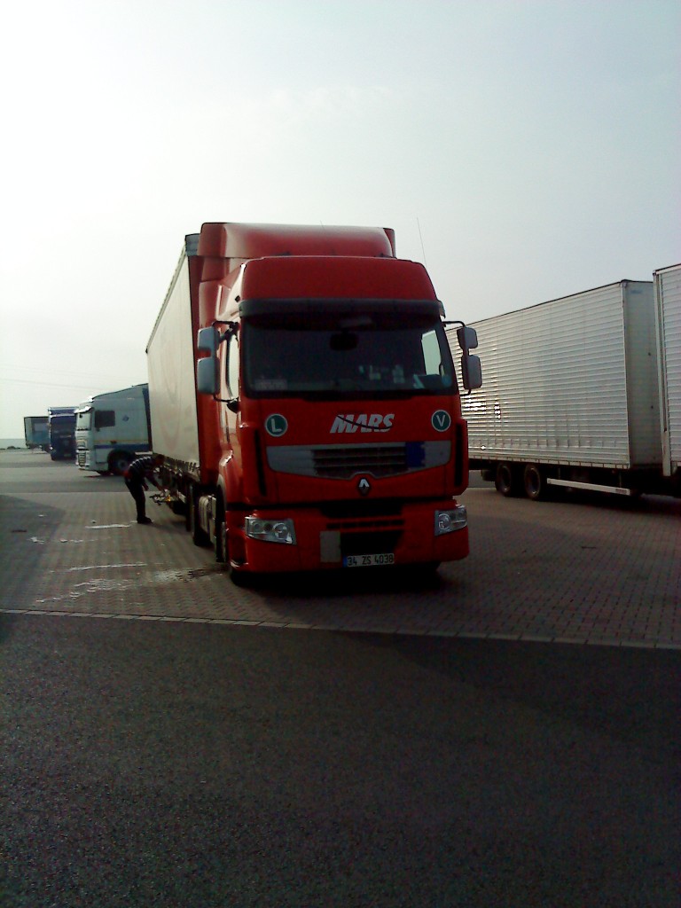 LKW SZM Renault Magnum mit Pritsche-Planen-Auflieger der Spedition MARS auf dem Autohof in Grnstadt