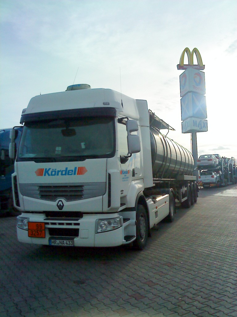 LKW SZM Renault Magnum mit Tankauflieger der Spedition Krdel auf dem Autohof in Grnstadt am 21.10.2013