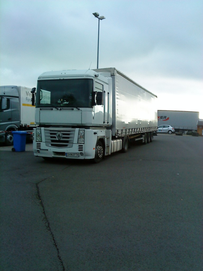 LKW SZM Renault Magnum mit Pritsche-Planen-Auflieger auf dem Autohof in Grnstadt am 23.10.2013