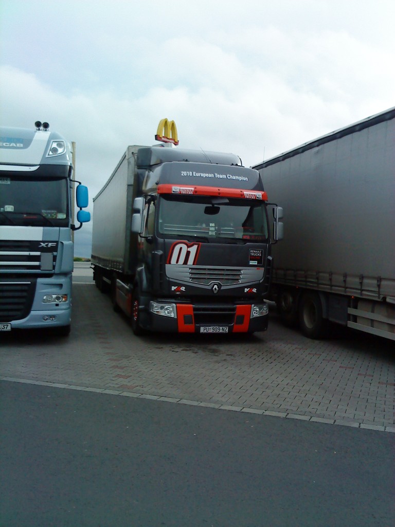 LKW SZM Renault Magnum mit Pritsche-Plane-Auflieger auf dem Autohof in Grnstadt am 06.11.2013

