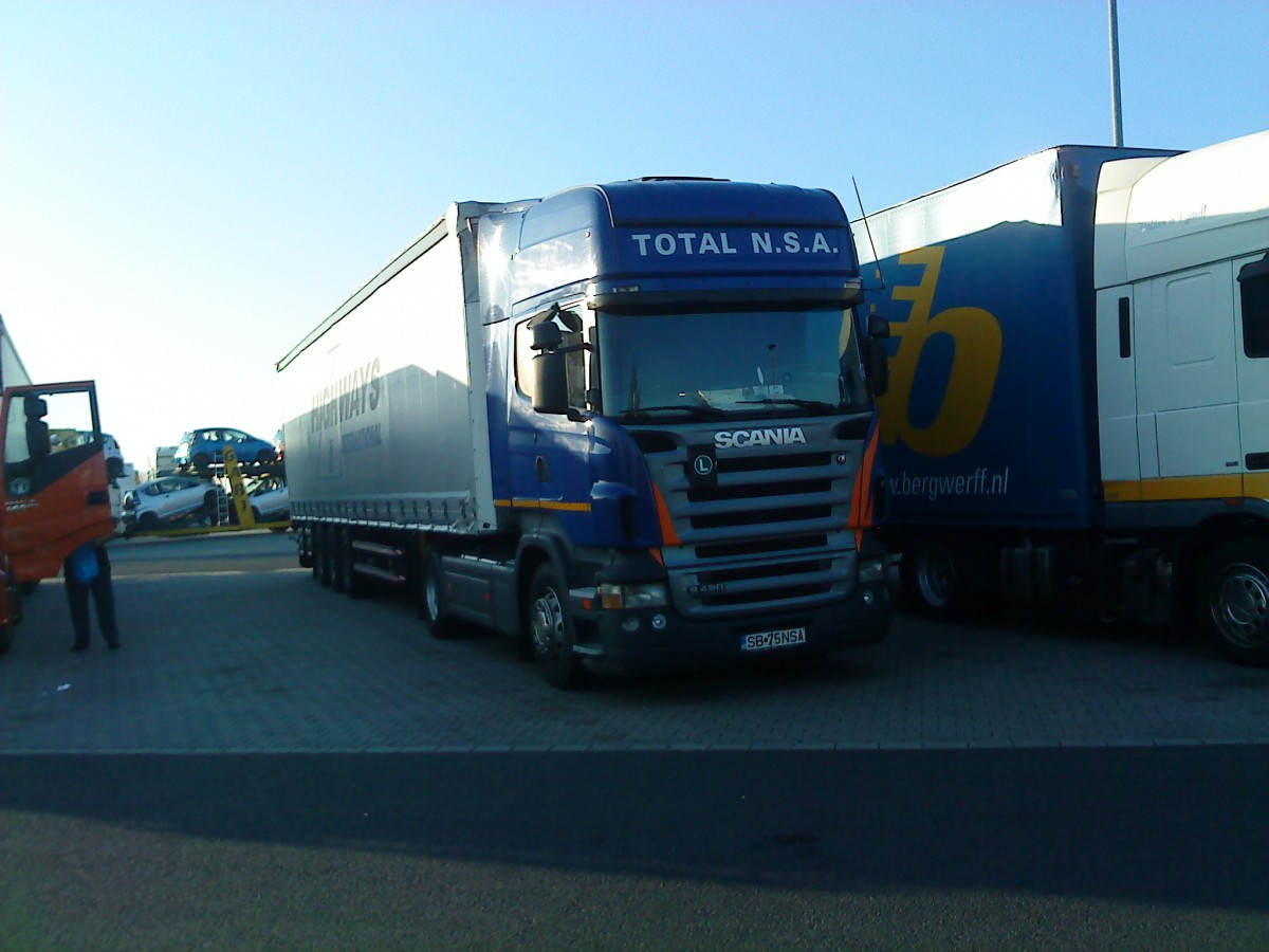 LKW SZM Scania 420 mit Pritsche-Plane-Auflieger der Spedition Total N.S.A. auf dem Autohof in Grnstadt am 04.09.2013