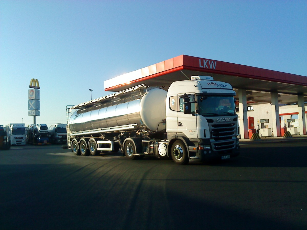 LKW SZM Scania 460 mit Chemietankauflieger der mlb Spedition beim Verlassen des Autohofes in Grnstadt am 04.0.92013