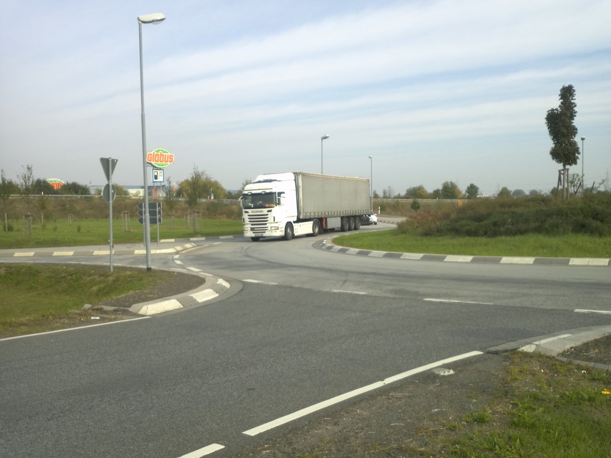 LKW SZM SCANIA mit Pritsche-Planen-Auflieger auf dem Weg zum Autohof in Grnstadt am 01.10.2013