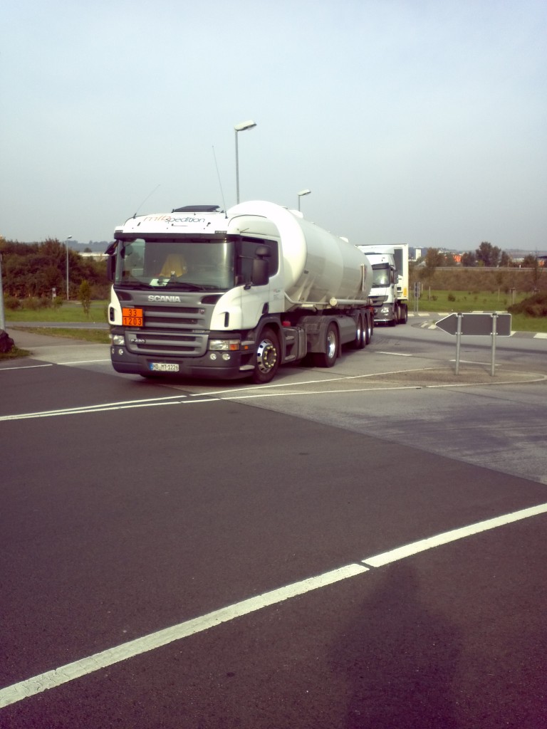 LKW SZM SCANIA R 420 mit Tankauflieger der mlb Spedition auf dem Weg zum Autohof in Grnstadt am 01.10.2013