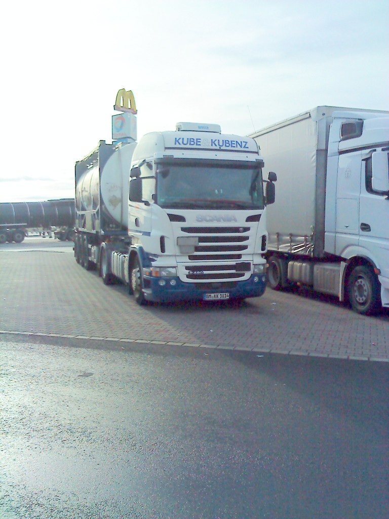 LKW SZM SCANIA R 420 mit Tankauflieger der Spedition Kube & Kubens auf dem Autohof in Grnstadt am 21.10.2013