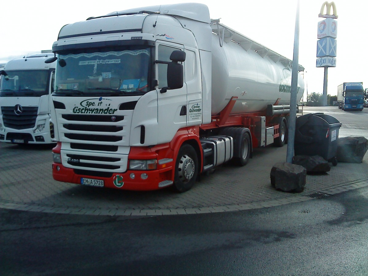 LKW SZM SCANIA R 420 mit Tankauflieger der Spedition Gschwandner auf dem Autohof in Grnstadt am 21.10.2013