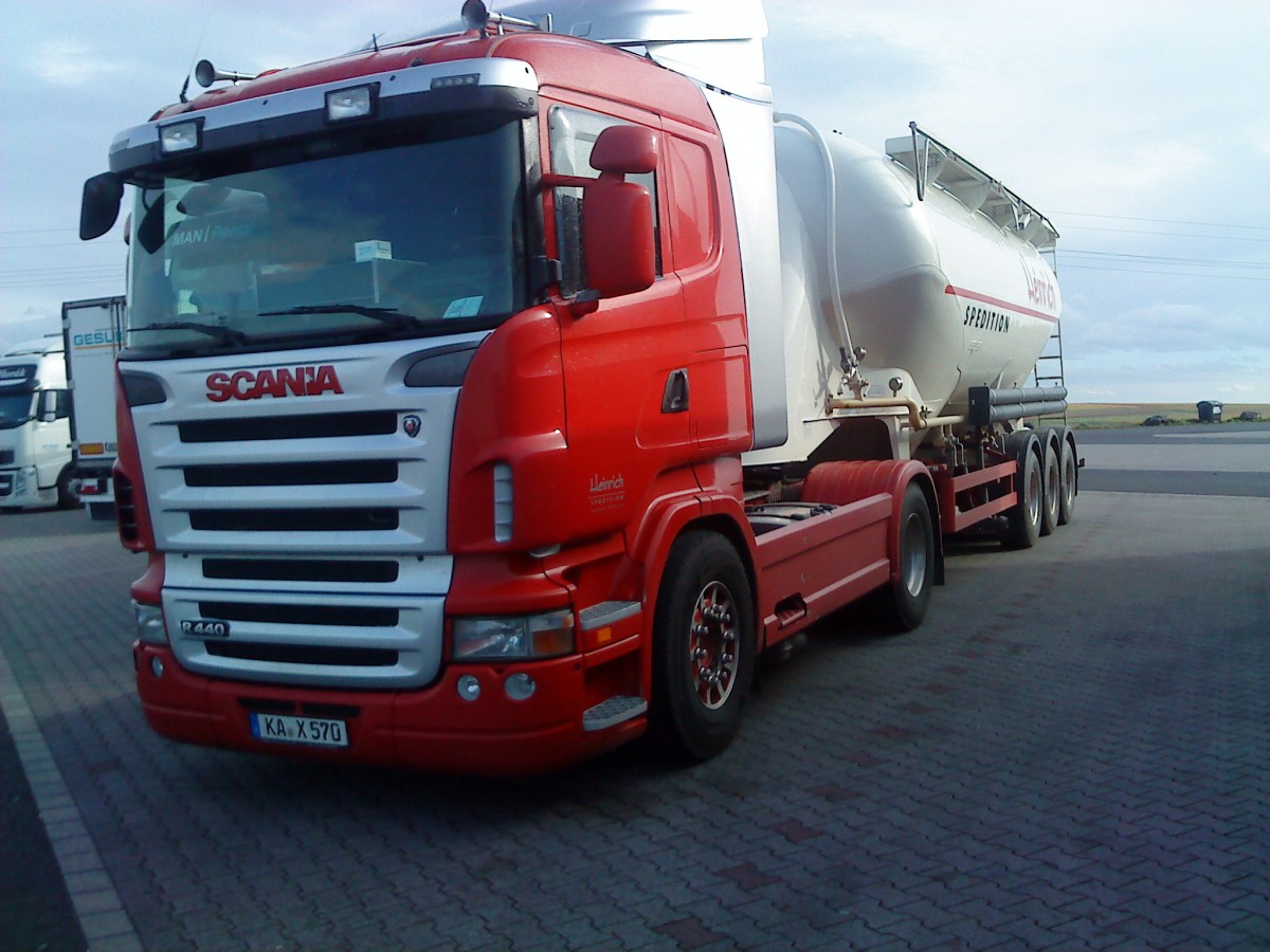 LKW SZM SCANIA R 440 mit Siloauflieger auf dem Autohof in Grnstadt am 29.10.2013