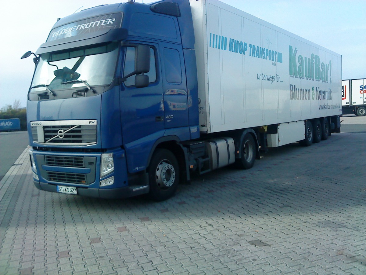 LKW SZM Volvo FH Globetrotter mit Khlkofferauflieger der Spedition Knop auf dem Autohof in Grnstadt am 30.10.2013