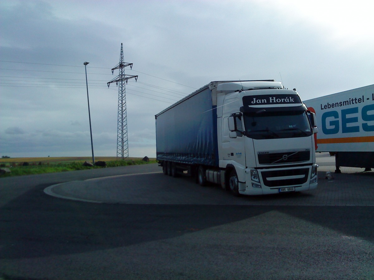 LKW SZM Volvo FH mit Pritsche-Planen-Auflieger auf dem Autohof in Grnstadt am 29.10.2013