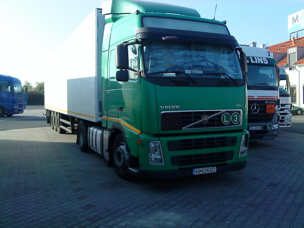 LKW SZM Volvo FH mit Kofferauflieger auf dem Autohof in Grnstadt am 31.10.2013