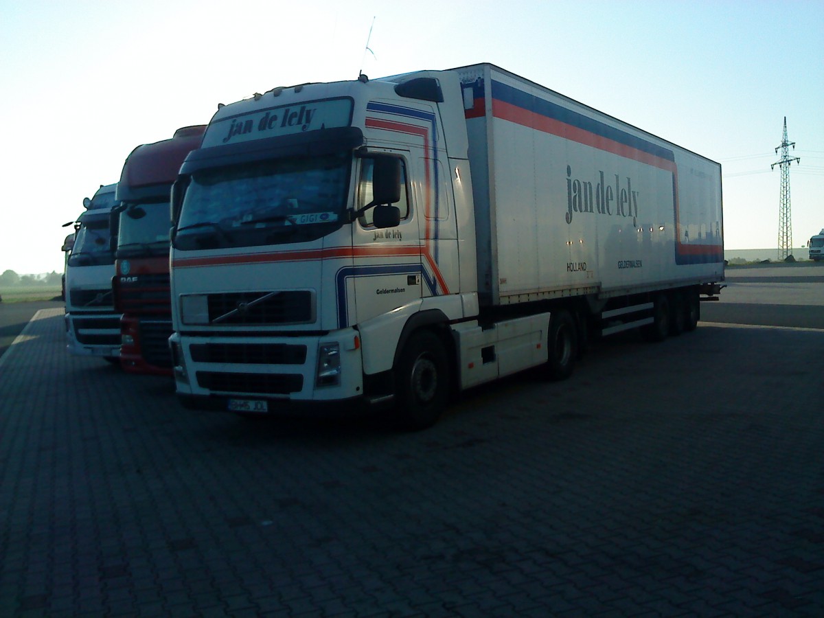 LKW SZM Volvo mit Kofferauflieger der Spedition Jan de Lely aus Holland auf dem Autohof in Grnstadt am 04.09.2013