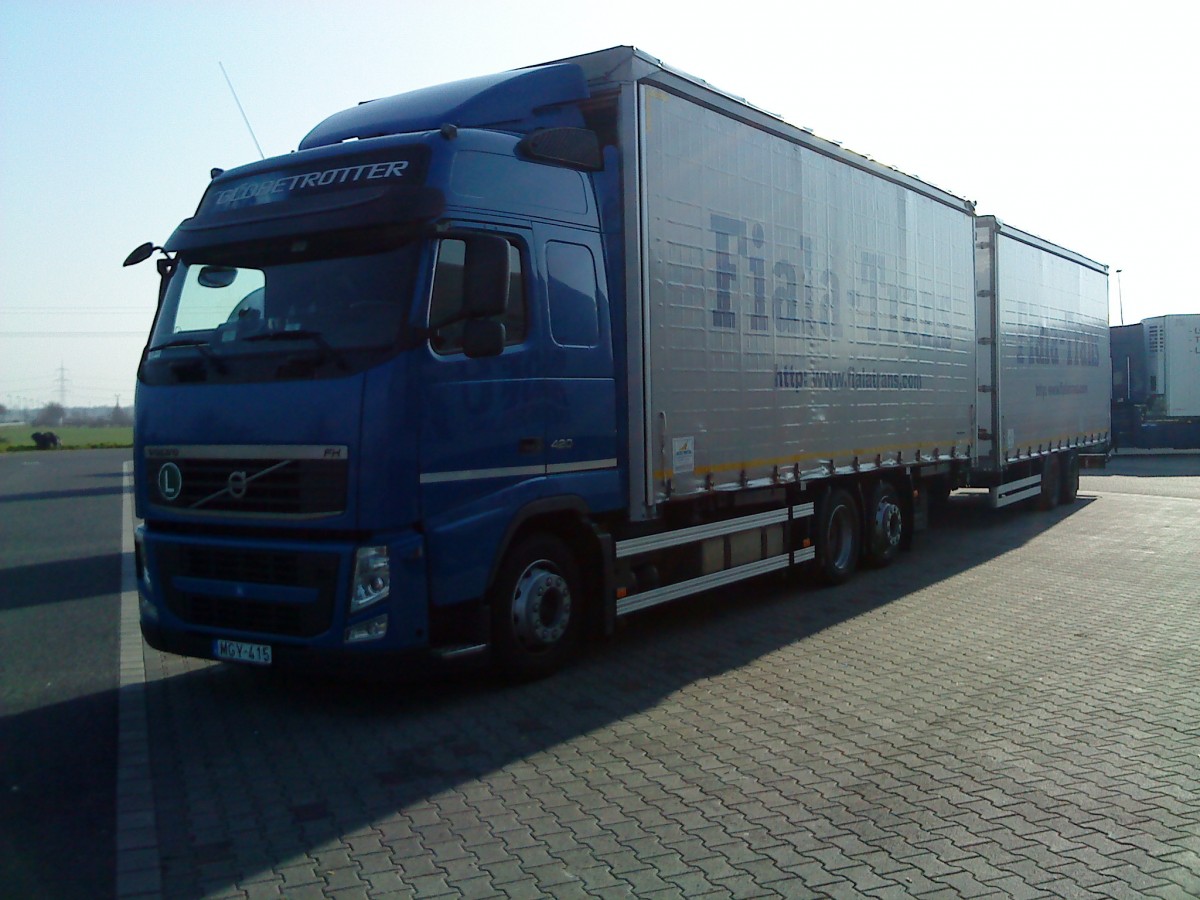 LKW Volvo FH Globetrotter Hngerzug mit Pritsche-Planen-AUfbau der Spedition Friala Trans gesehen auf dem Autohof in Grnstadt am 12.03.2014