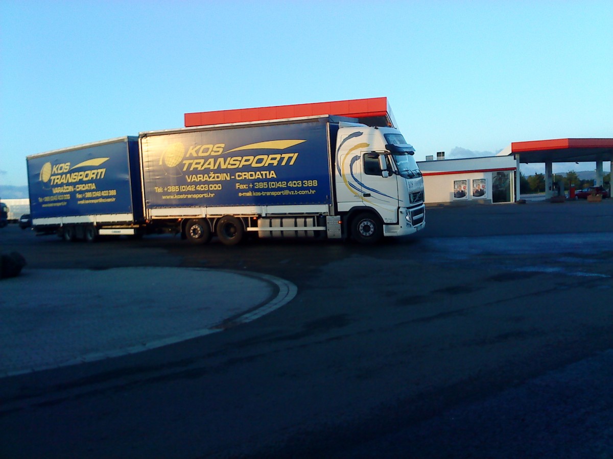 LKW Volvo Gliederzug der Spedition Kos Transporti aus Kroatien auf dem Weg zum Autohof in Grnstadt am 16.09.2013