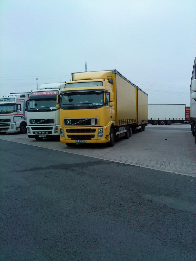 LKW Volvo Globetrotter als Gliederzug auf dem Autohof in Grnstadt am 20.11.2013