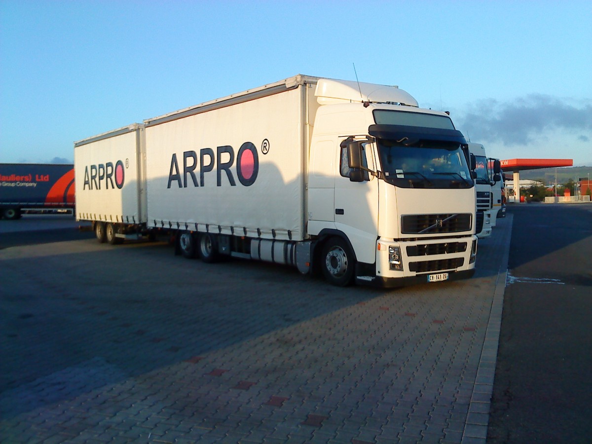 LKW Volvo Globetrotter Gliedrzug der Spedition APPRO auf dem Autohof in Grnstadt am 18.09.2013