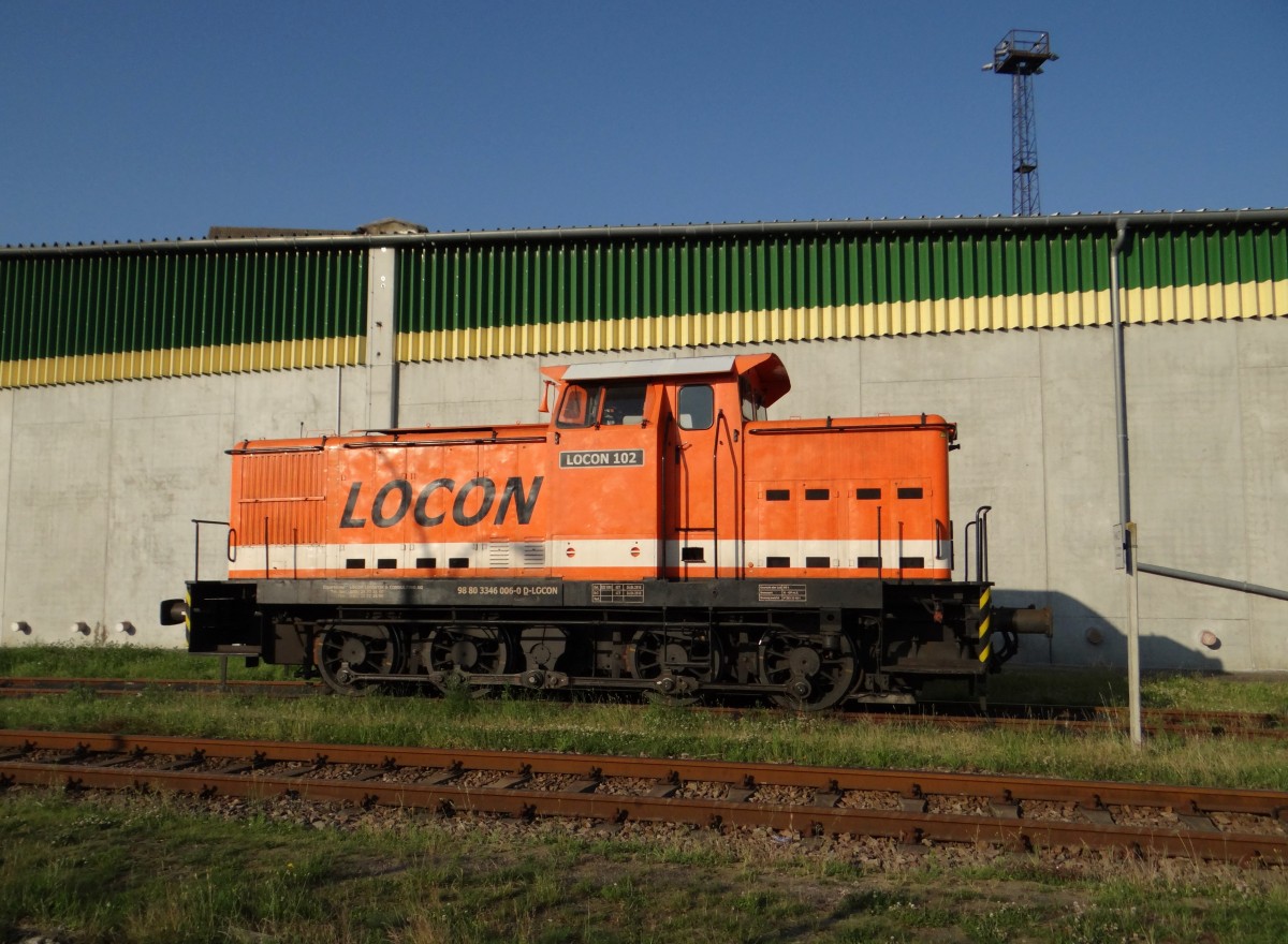 LOCON 102 (98 80 3346 006-0 D-LOCON) sah man am 09.07.14 im Nordhafen Stralsund. Foto machte ich durch den Zaun! 