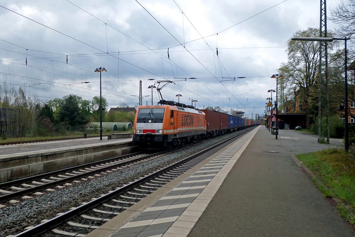 LOCON 189 821 schleppt ein KLV durch Hundertwasserbahnhof und Kistenparadegrund Uelzen am 28 April 2016.