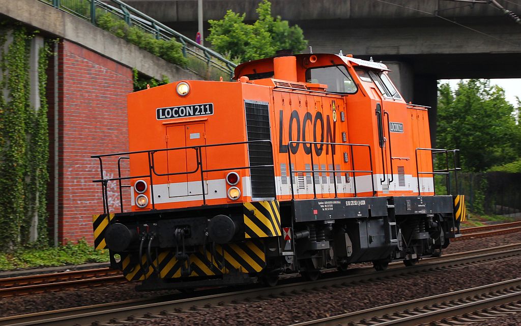 Locon 211 oder 293 502-1 auf Solo-Tour durch Hamburg hier aufgenommen im Bhf HH-Harburg. 09.06.2012