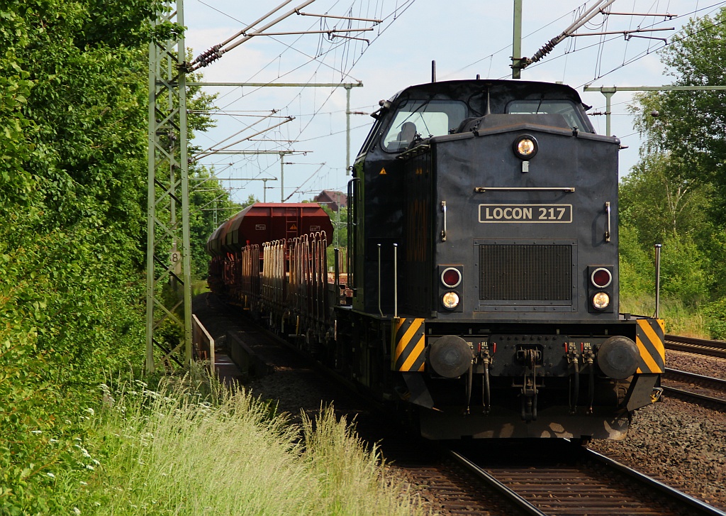 Locon 217/203 123-5(ex DR 202 376)mit Schotterwagenzug bei der Durchfahrt in Schleswig. 08.06.12 