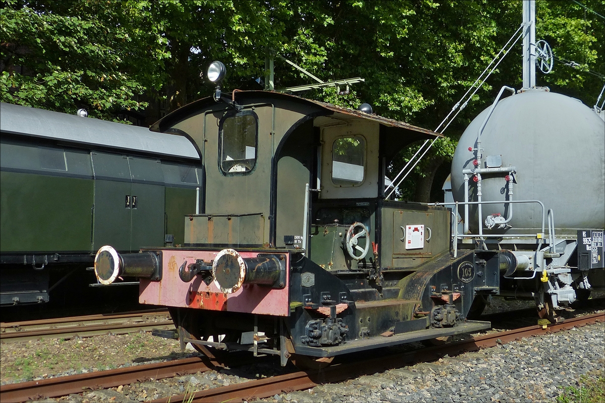 Loctraktor NS 103, gebaut zum Rangieren von Güterwagen, gegenüber rangieren mit Dampfloks hatten diese Maschinen ihre Vorteile, Dampfloks brauchten eine lange Vorwärmzeit und 2 Man Personal, diese Lok konnte jederzeit gestartet werden und es wurde nur eine Person benötigt. Bj 1930: V.max 30 km/h; L 5,78 m; Benzinmotor; Gewicht 13,8 t; gebaut wurden 50 St, sie hat ein mechanische Bremssystem und Automatische Kupplung für Güterwagen, im Einsatz waren sie bei der NS bis 1948 danach waren viele in kleinen Privat Betrieben im Einsatz, Ende der 80ger kam diese Lok ins Museum in Utrecht. 01.10.2016 