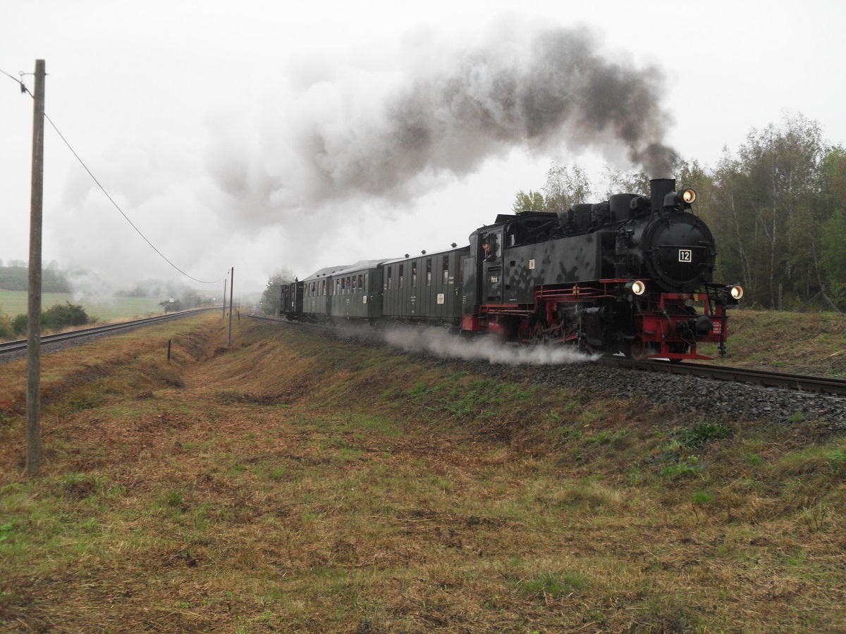 Lok 12 am 01.10.2016 mit ihrem Personenzug am Niewandtschacht.